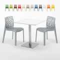 Tavolino Quadrato Bianco 70x70 cm con Base in Acciaio e 2 Sedie Colorate Gruvyer Strawberry Promozione