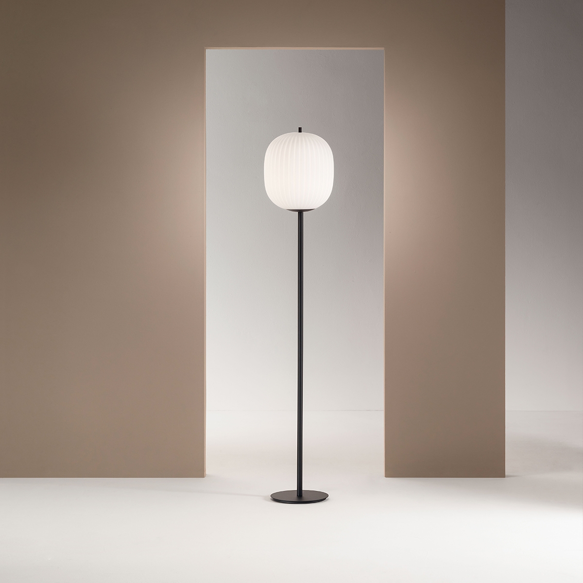 Lampada da terra in metallo nero con paralume in vetro soffiato Domizia-A Promozione Lampada da terra in metallo nero con paralume in vetro soffiato Domizia-A Promozione