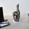 Scultura in resina effetto metallo dita incrociate statua moderna Aira Vendita
