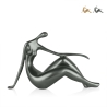 Scultura moderna in resina effetto metallo figura femminile Bela-M Catalogo