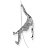 Statuetta scalatore scultura in resina da parete effetto metallo Bata-M Offerta