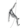 Statuetta scalatore scultura in resina da parete effetto metallo Bata-M Saldi