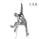 Statuetta scalatore scultura in resina da parete effetto metallo Bata-M Promozione