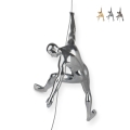 Statuetta scalatore scultura in resina da parete effetto metallo Bata-M Promozione