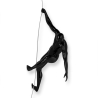 Scultura da parete in resina laccata statuetta moderna scalatore Bata-L Offerta