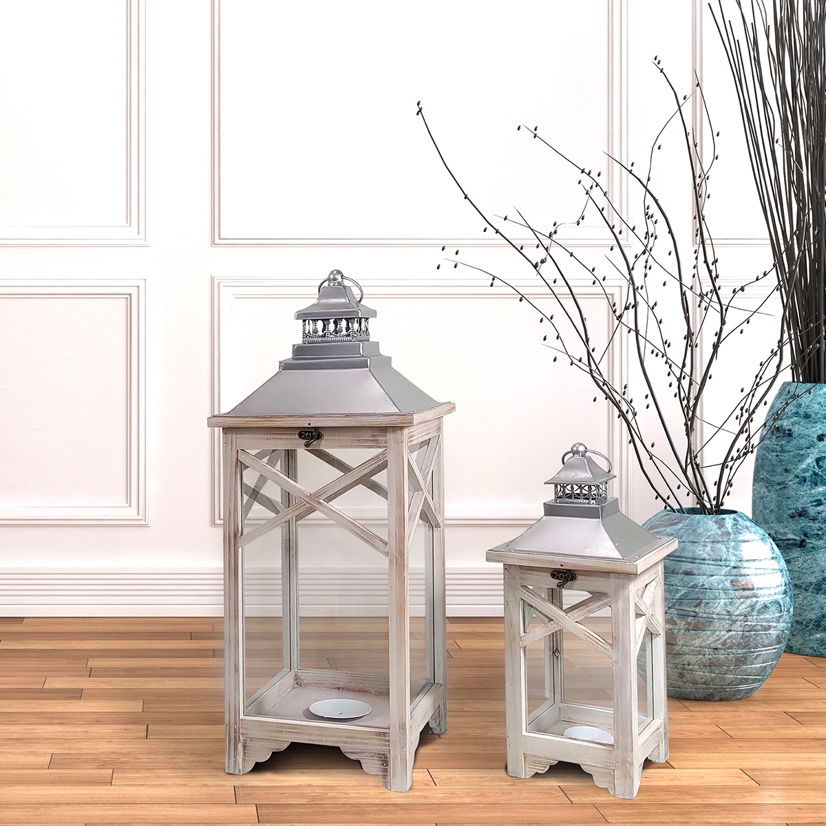 Set 2 lanterne shabby chic con portacandele in legno grigio Kediri Promozione Set 2 lanterne shabby chic con portacandele in legno grigio Kediri Promozione