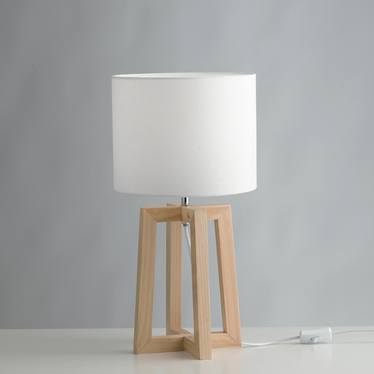 Lampada da tavolo in legno naturale paralume in tessuto bianco Berry LT