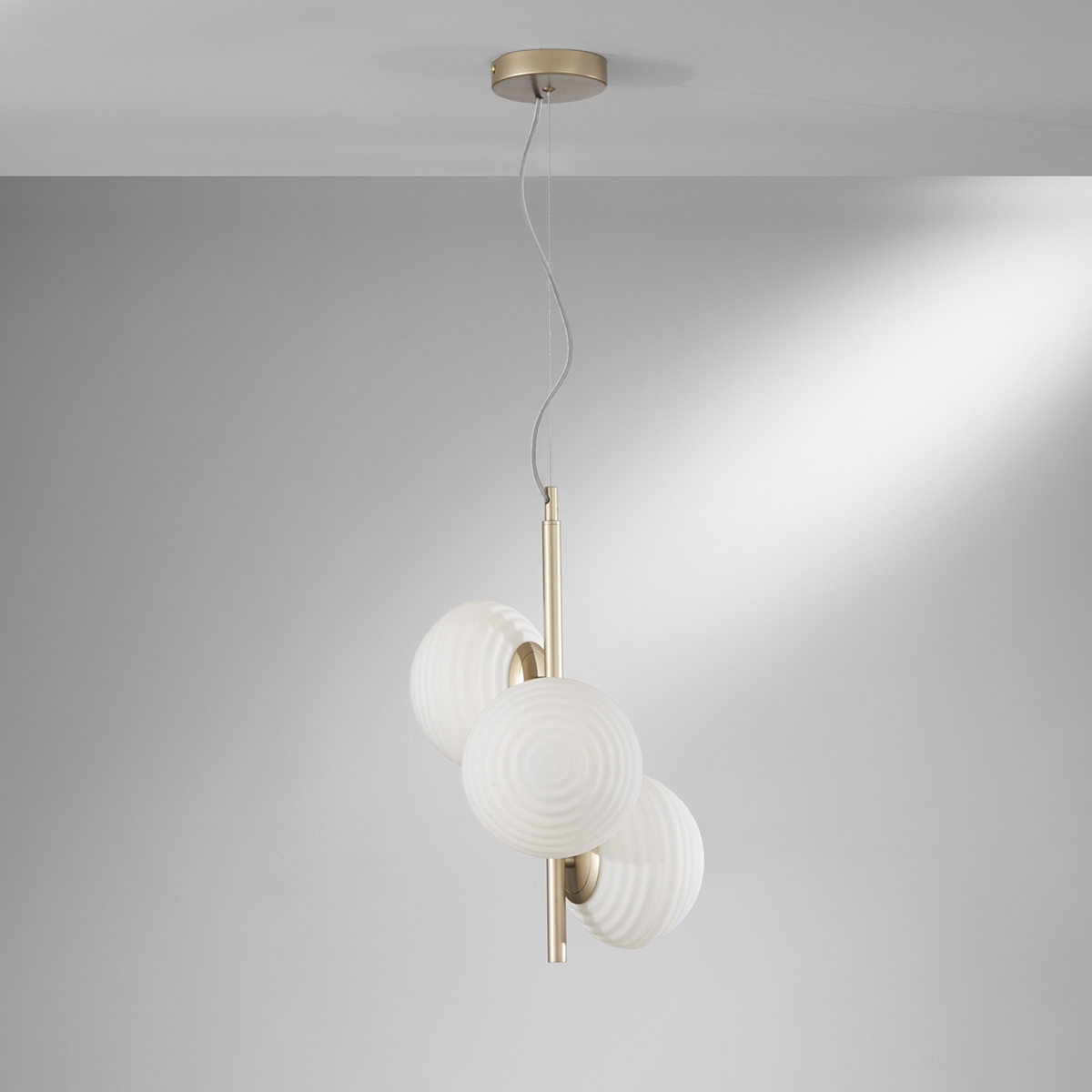 Lampadario in metallo dorato 3 luci in vetro bianco per soggiorno Ripple Promozione Lampadario in metallo dorato 3 luci in vetro bianco per soggiorno Ripple Promozione