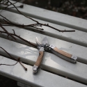 Attrezzo da giardino multiuso cesoia in acciaio e legno Saldi