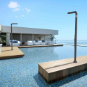 Doccia esterno piscina giardino moderno con miscelatore lava piedi Arkema Design Funny Yang T225 