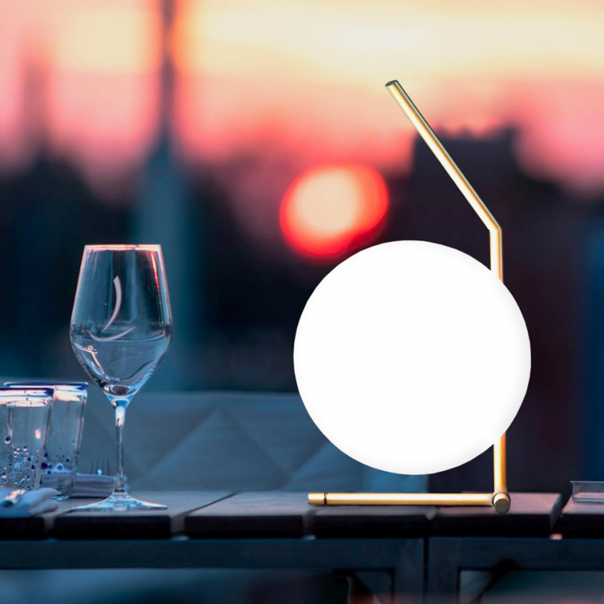 Bella Lampada da tavolo design dorato con sfera in vetro abat jour